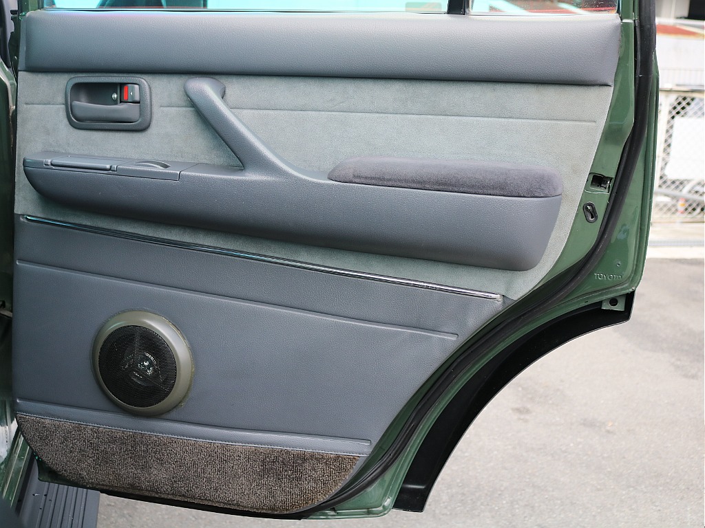 右リヤドア内張。