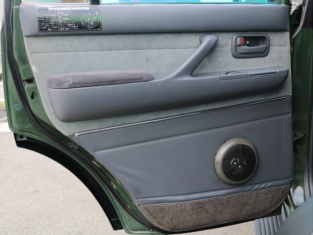 左リアドア内張。