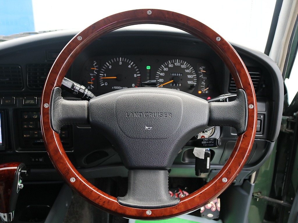 ウッドステアリング装着済み。