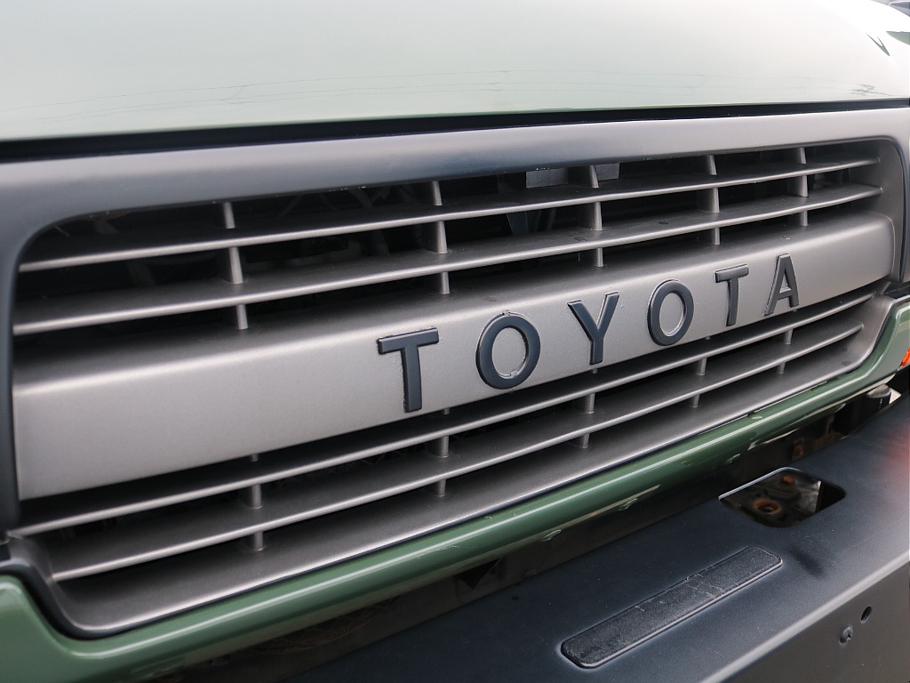 TOYOTA文字はブラック塗装されております。
