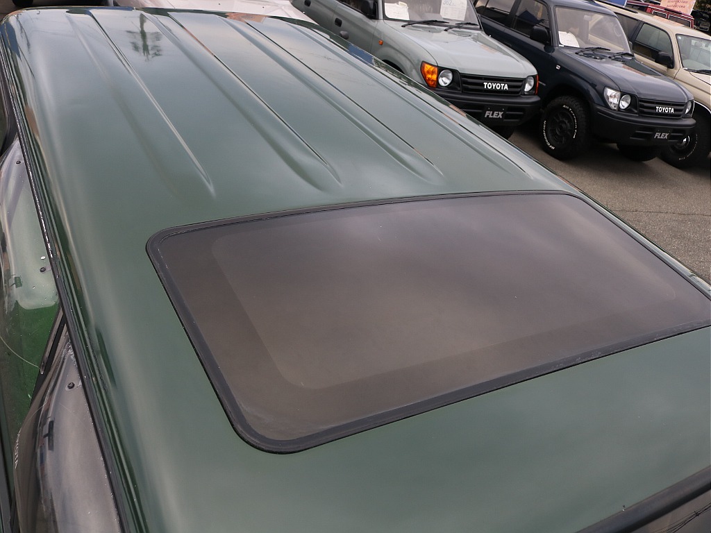 ルーフ綺麗です。 サンフールは固定しております。