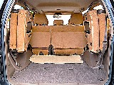 ３列目シートは跳ね上げでき、 荷室も広く使用できます。