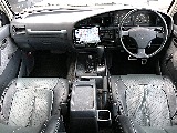内装は落ち着いたグレー基調です。
