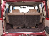 2列目を使用しているとお荷物はほとんど載りませんが、 2列目は前に倒せますのでスペースの確保ができます。