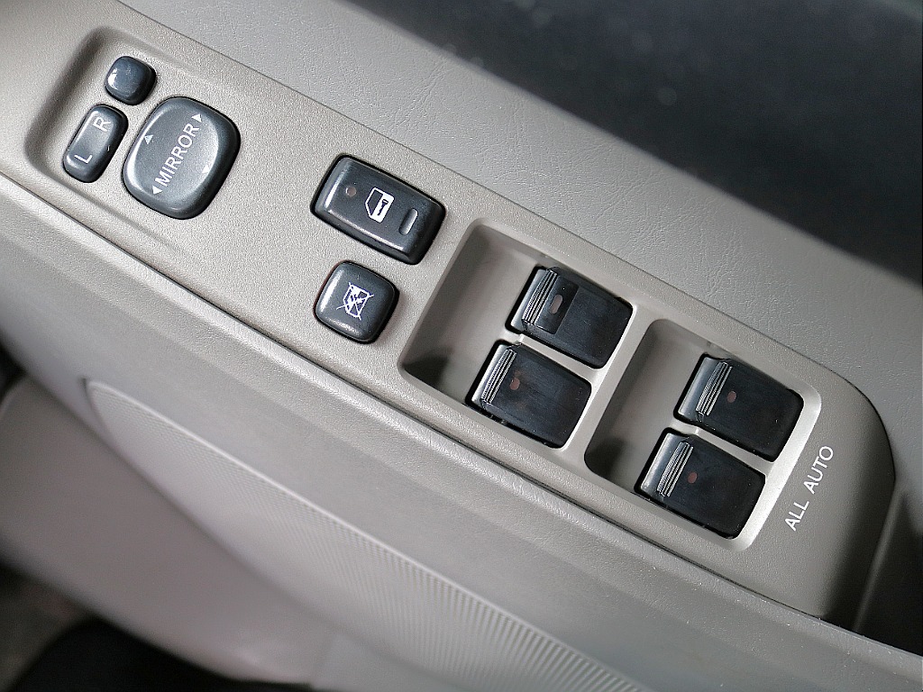 パワーウィンドウは前席AUTO。