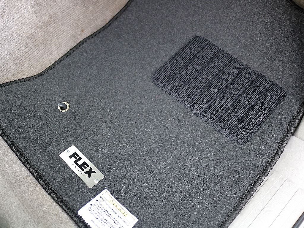 新品ブラックフロアマット。