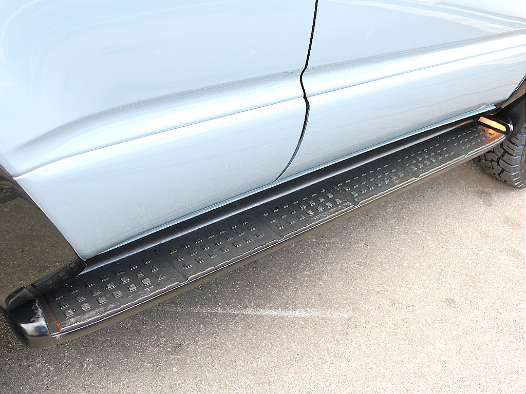 サイドステップも艶々です。