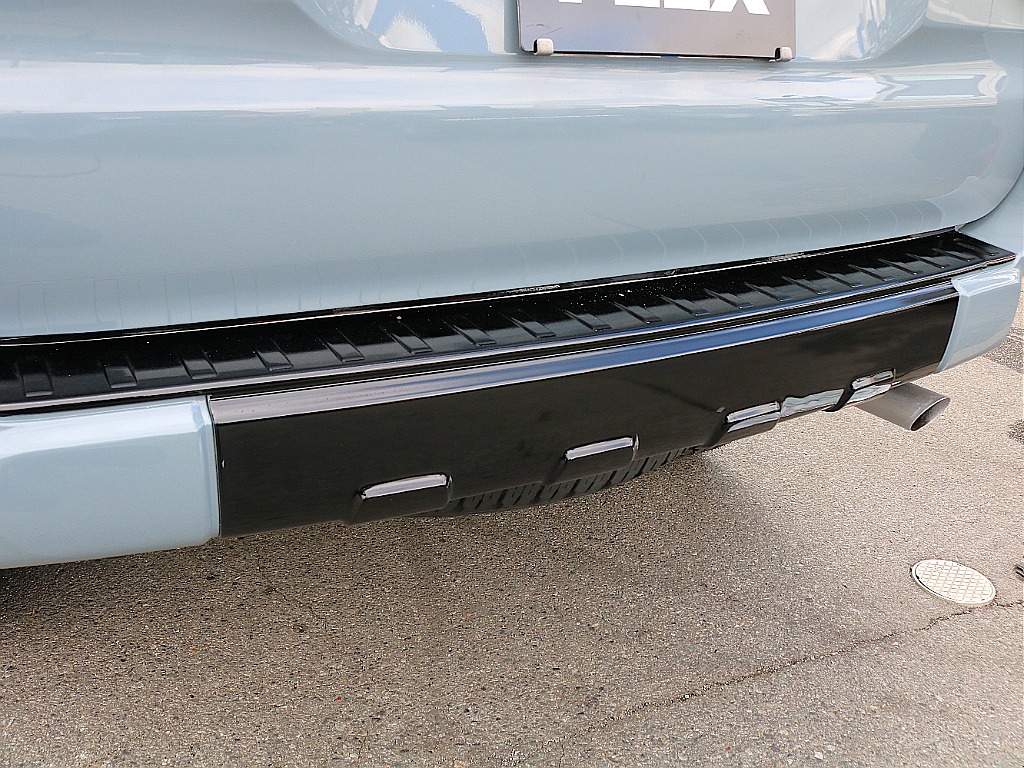 こちらも艶々のブラック塗装です。