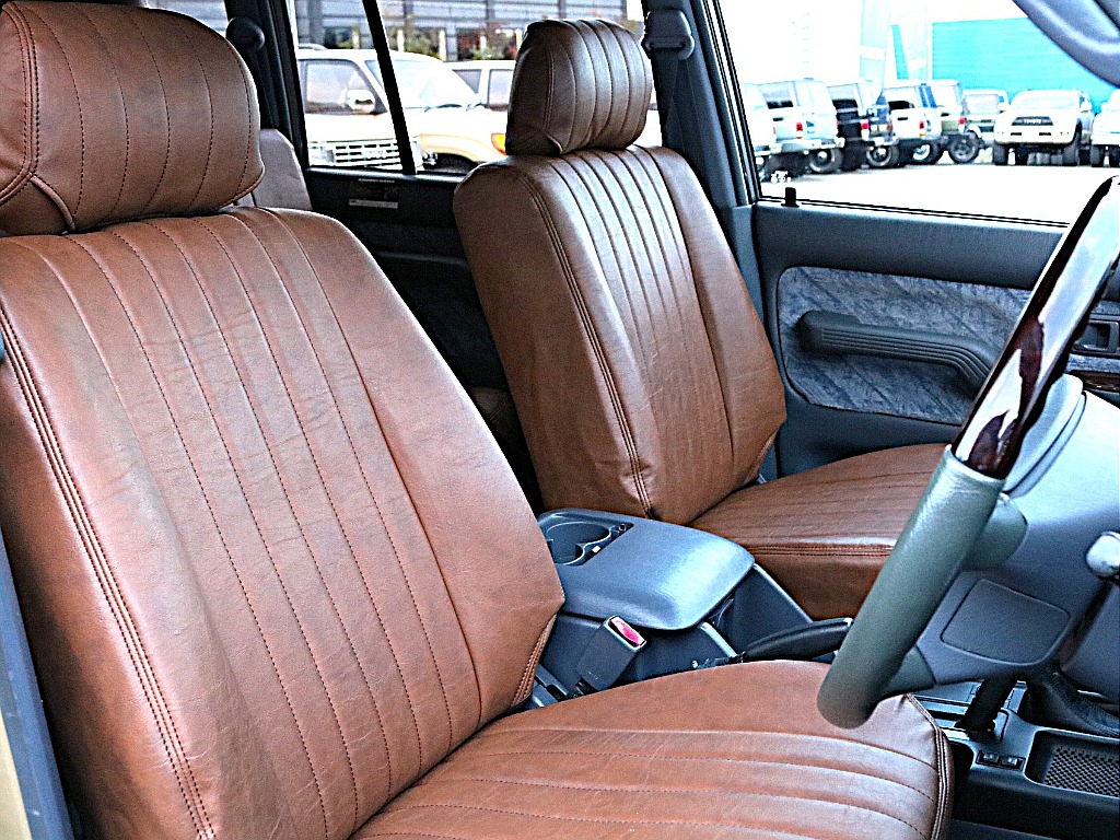 クラシックブラウンシートカバーを新品装着！