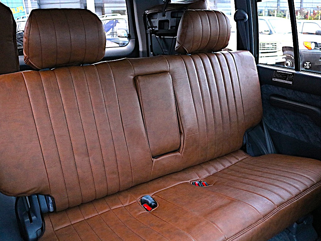 前期型になりますので、ベンチシートとなります。