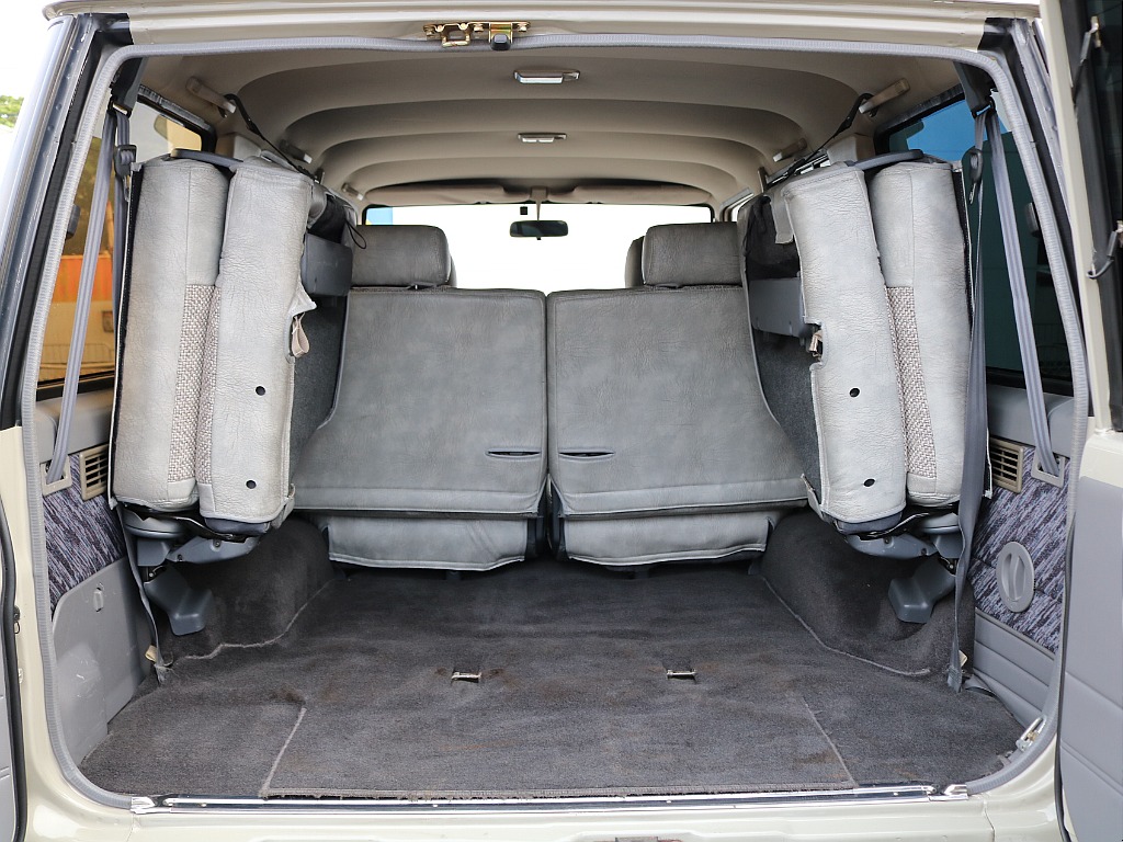 広々とした荷室はたくさんのお荷物を積むことは可能です。
