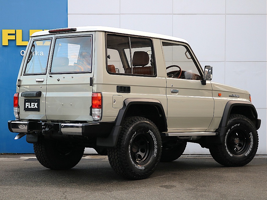 下取車両をベースに、 デザートカーキにNEWペイント！ ルーフはホワイト、オーバーフェンダーは マットブラックです。