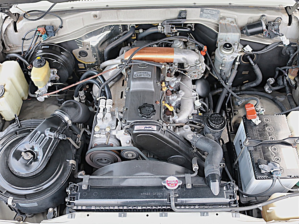 ご覧のように綺麗なエンジンルーム。