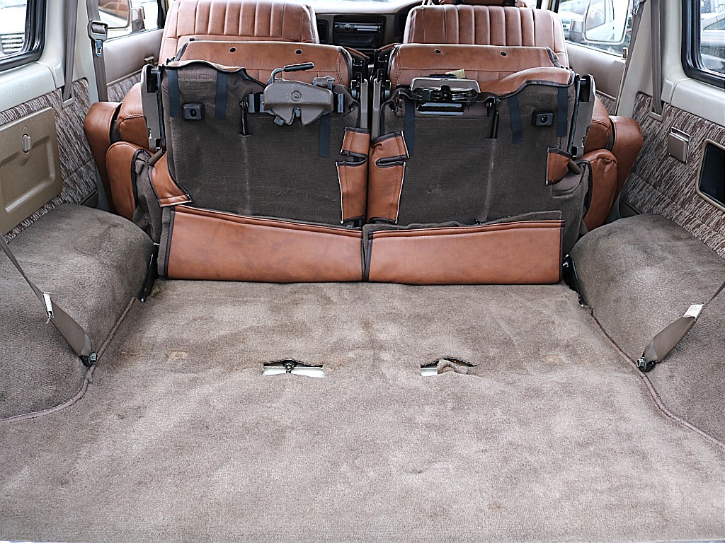 2列目を倒すと荷室は確保できます。