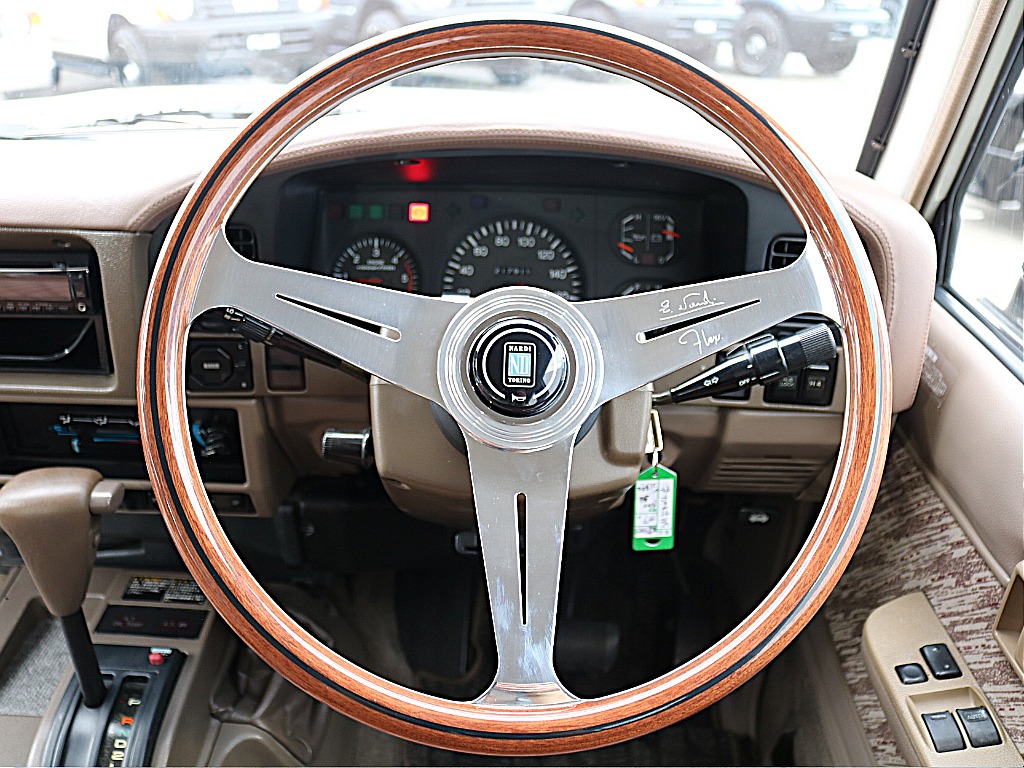 新品NARDIステアリング装着。