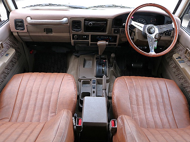 人気の茶内装！