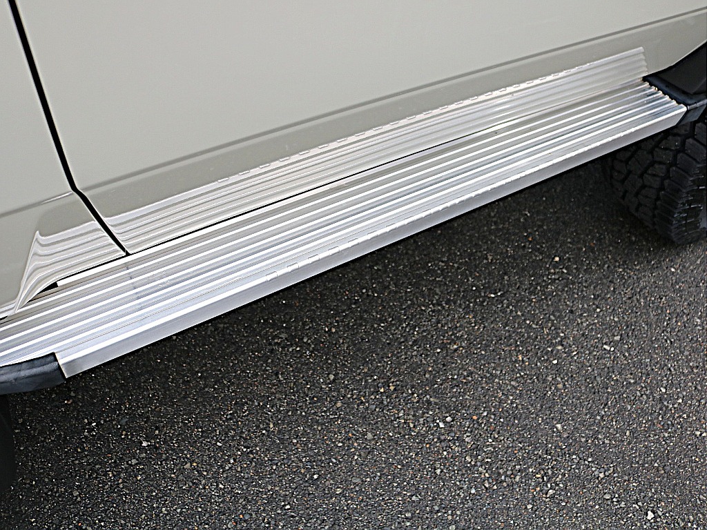 サイドステップもピカピカです。