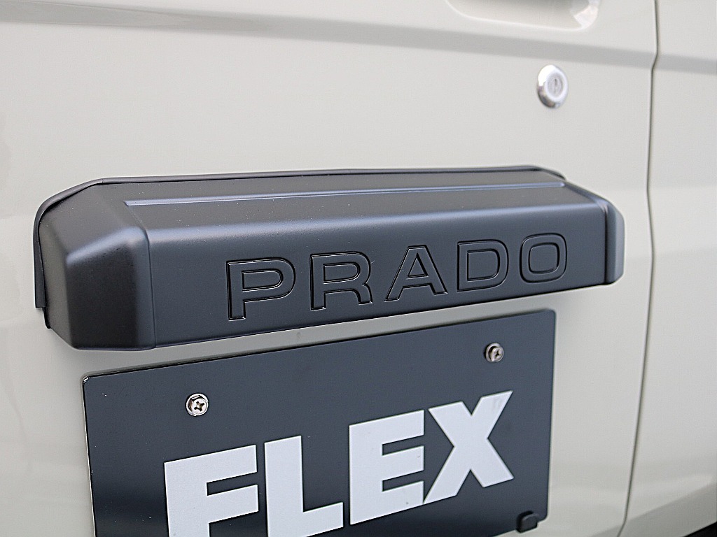 プラドならではのナンバー灯カバー。