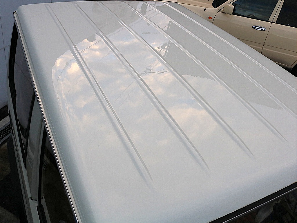 ルーフはホワイトです。