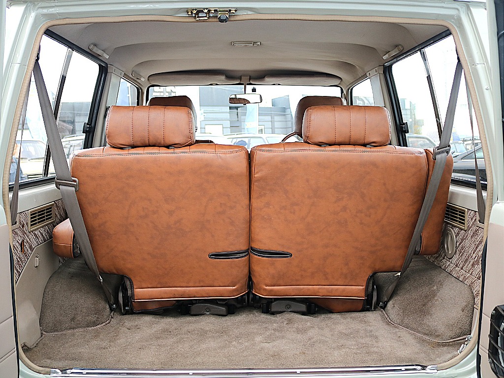 荷室はお気持ち程度です。