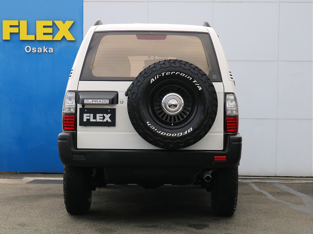 背面タイヤ付きで四駆らしいです。