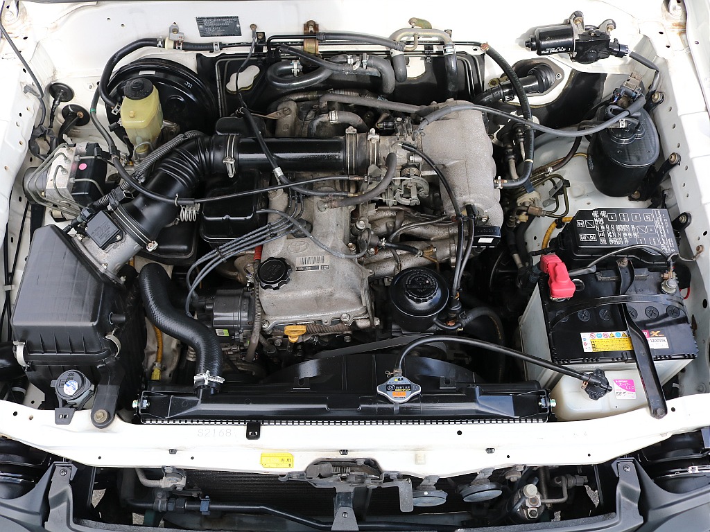 エンジンルームもご覧のように綺麗です。