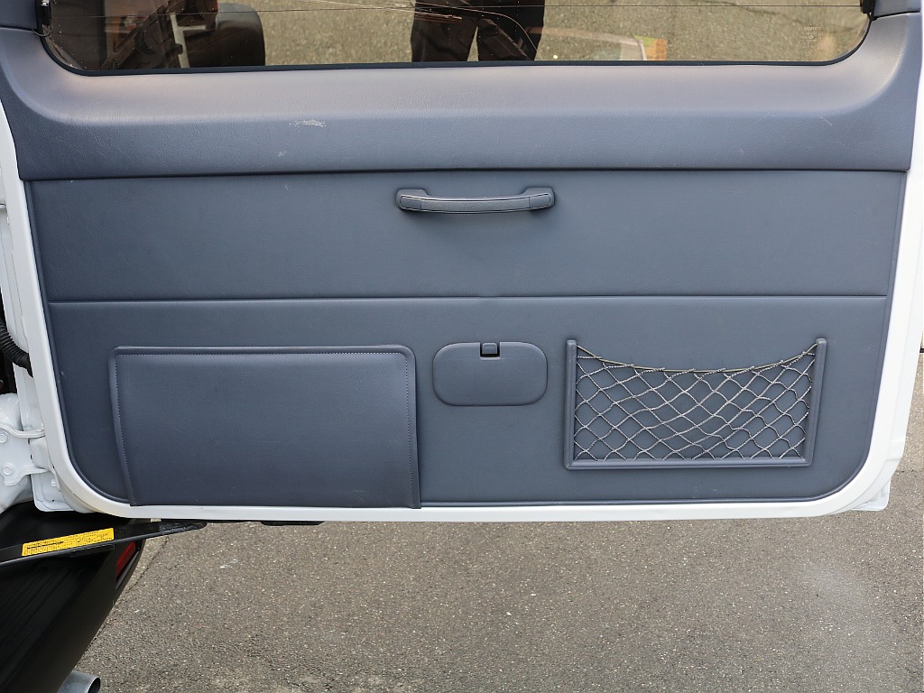 バックドア内張。