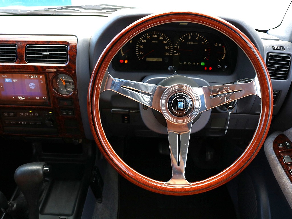 新品でNARDIメッキステアリングを装着。