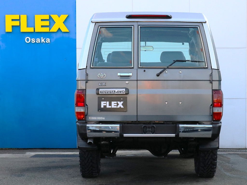 背面レスですっきりとしたリヤビュー。