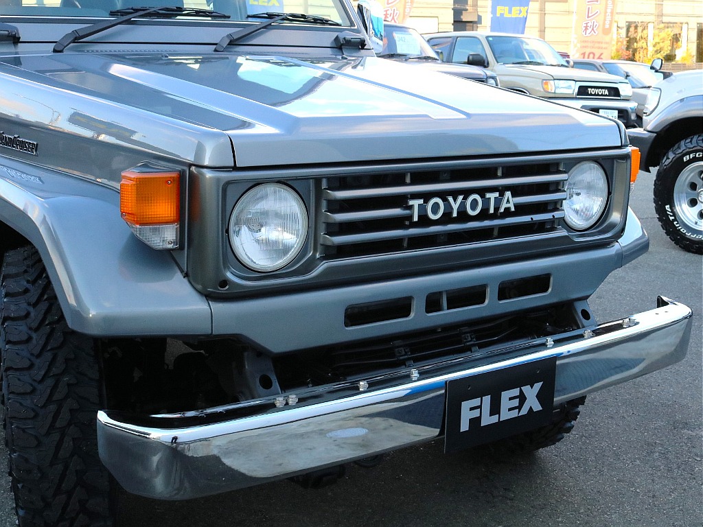 フロントバンパーも新品です。