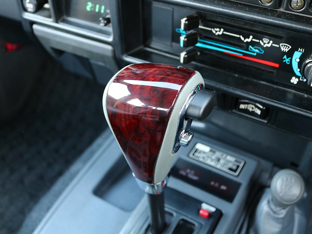 シフトノブも新品です。