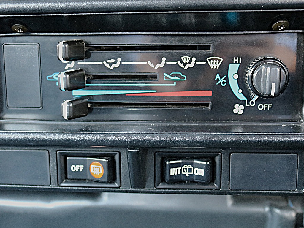 クラシックなエアコンパネル。
