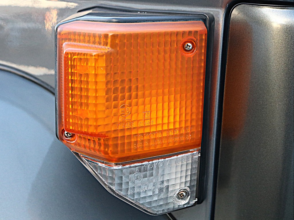 コーナーランプも渋いです。