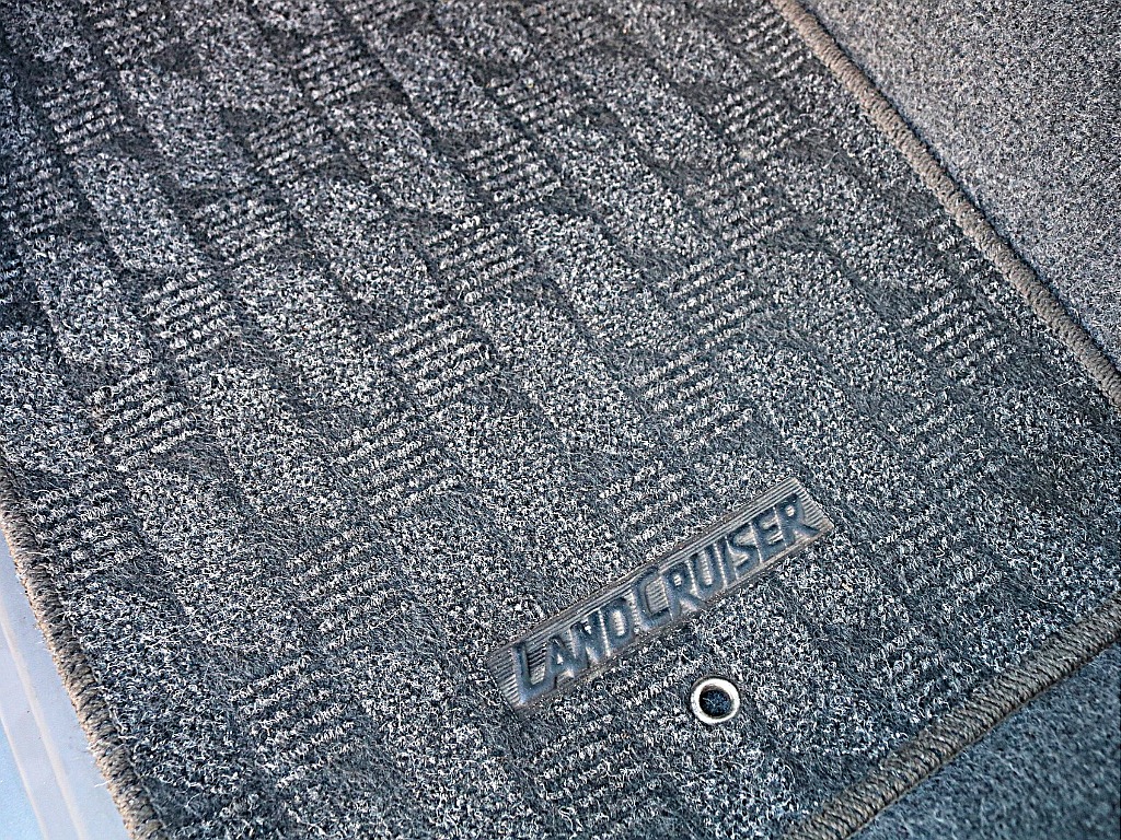 純正フロアマットも綺麗に残っております。