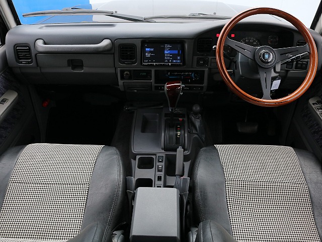 内装はシックなグレー基調です。