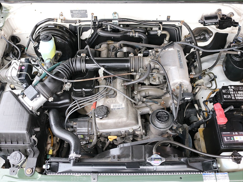 エンジンルームもご覧のように綺麗な状態です。