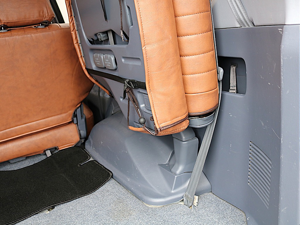 ラゲッジ右パネル