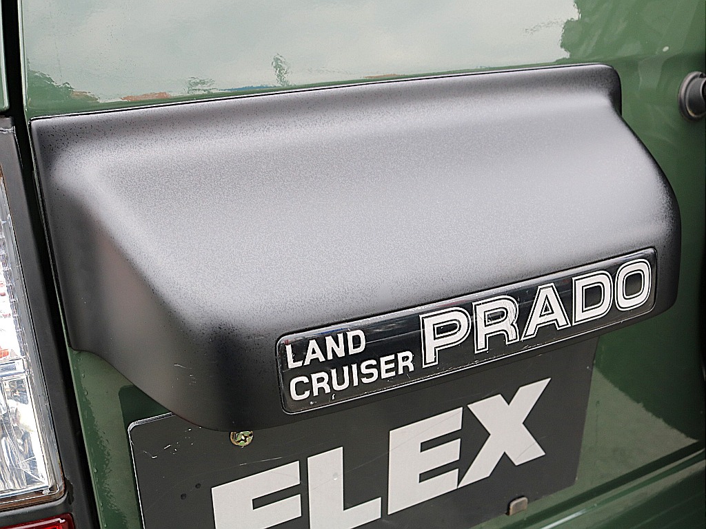 プラドならではのナンバー灯カバー