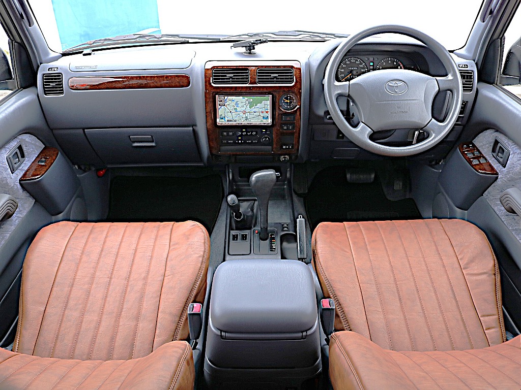 内装はシックなグレー基調となっております。