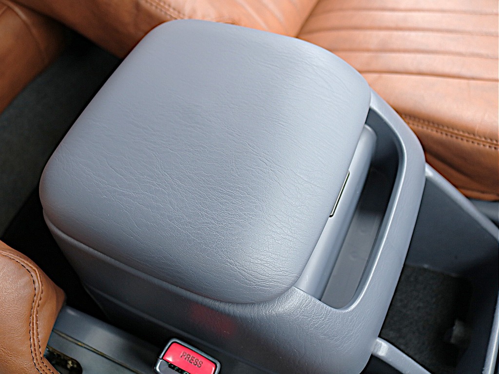 センターコンソール上部の蓋は新品装着！