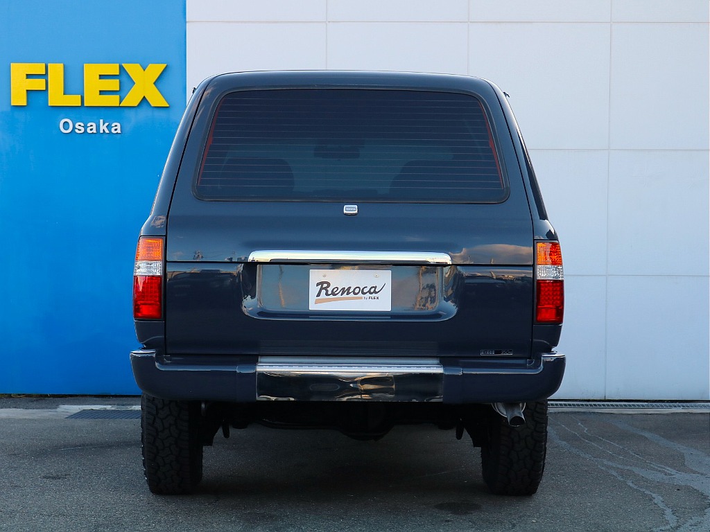 リアガーニッシュはメッキを採用しております。