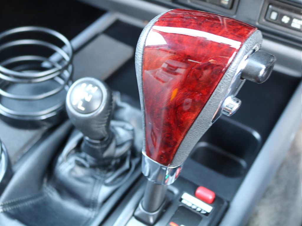 シフトノブも木目。