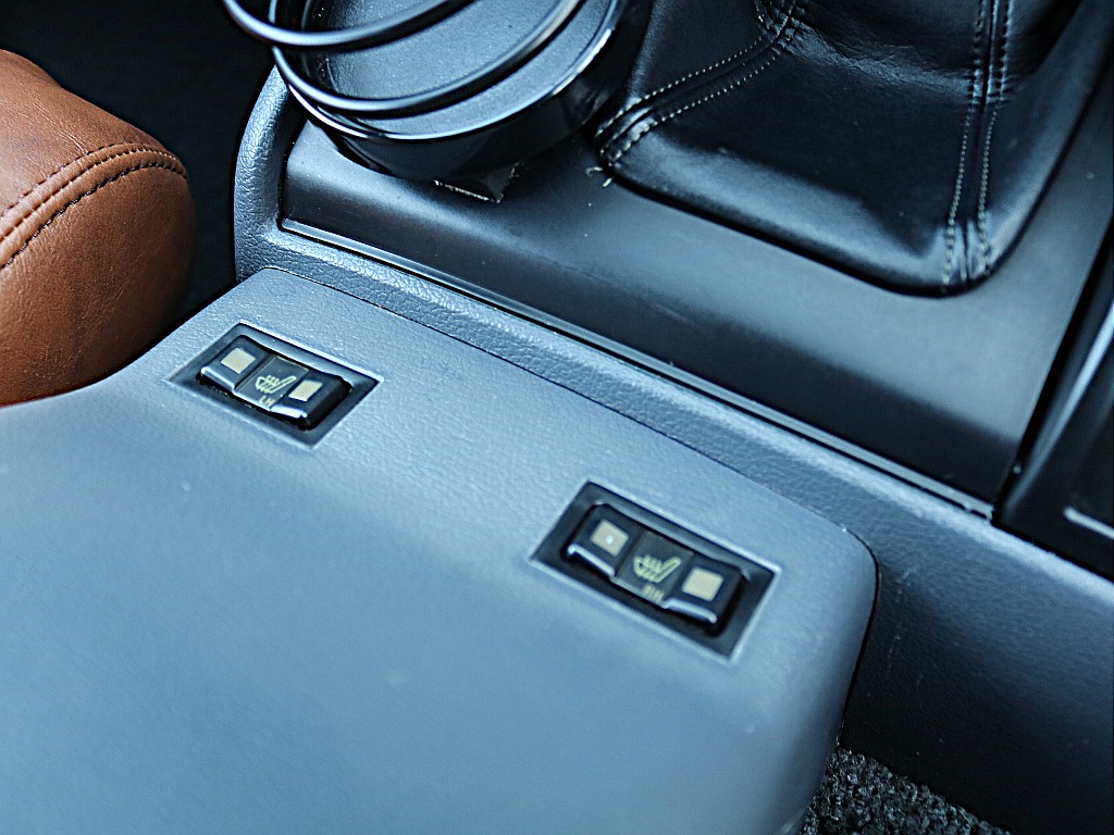 シートヒーター付き。