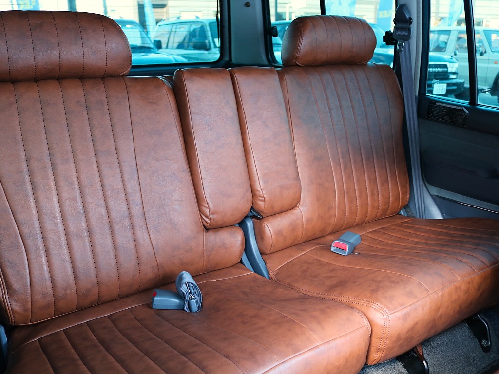 ２列目も使用感少なく綺麗な状態です。