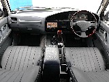 内装はシックなグレーとなっております。