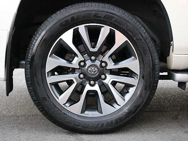 純正の19インチホイールが高級感を表現しております。