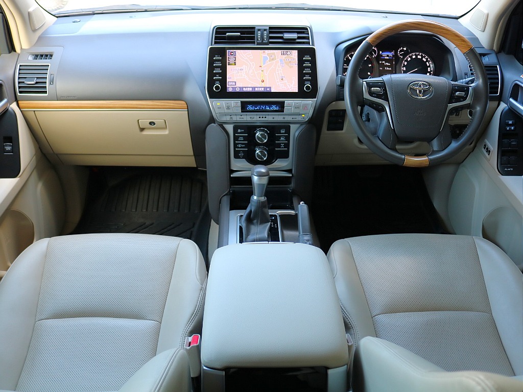 明るいベージュ内装となっております。