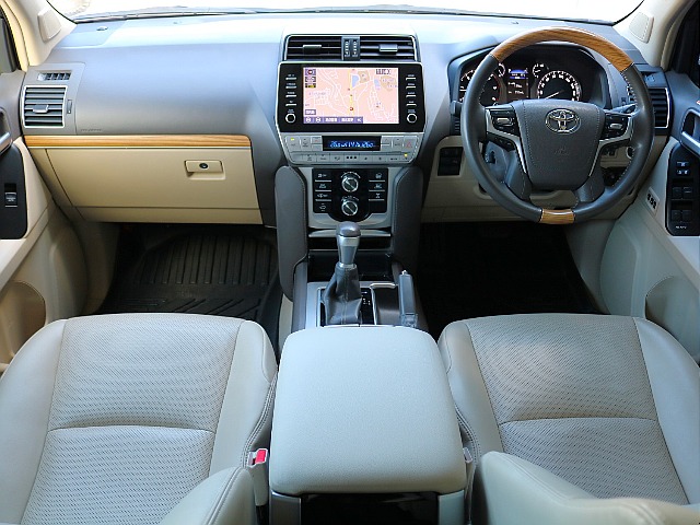 明るいベージュ内装となっております。