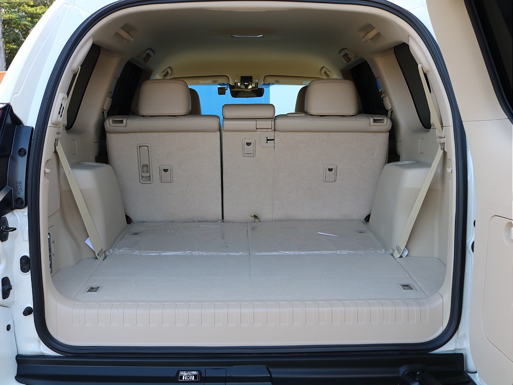 荷室も広々使用できます。 3列目付きです。