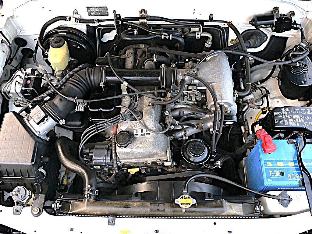 エンジンルームもご覧のように綺麗な状態です。